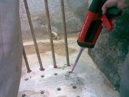 تنفيذ من موقع عملنا يوضح حقن مادة التثبيت الكيميائي داخل الثقوب المجهزة قبل تركيب أشاير الحديد.